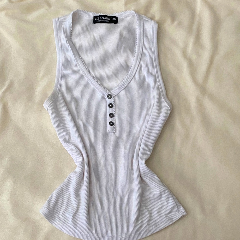 Liz & Sara White Buttoned Tank Top